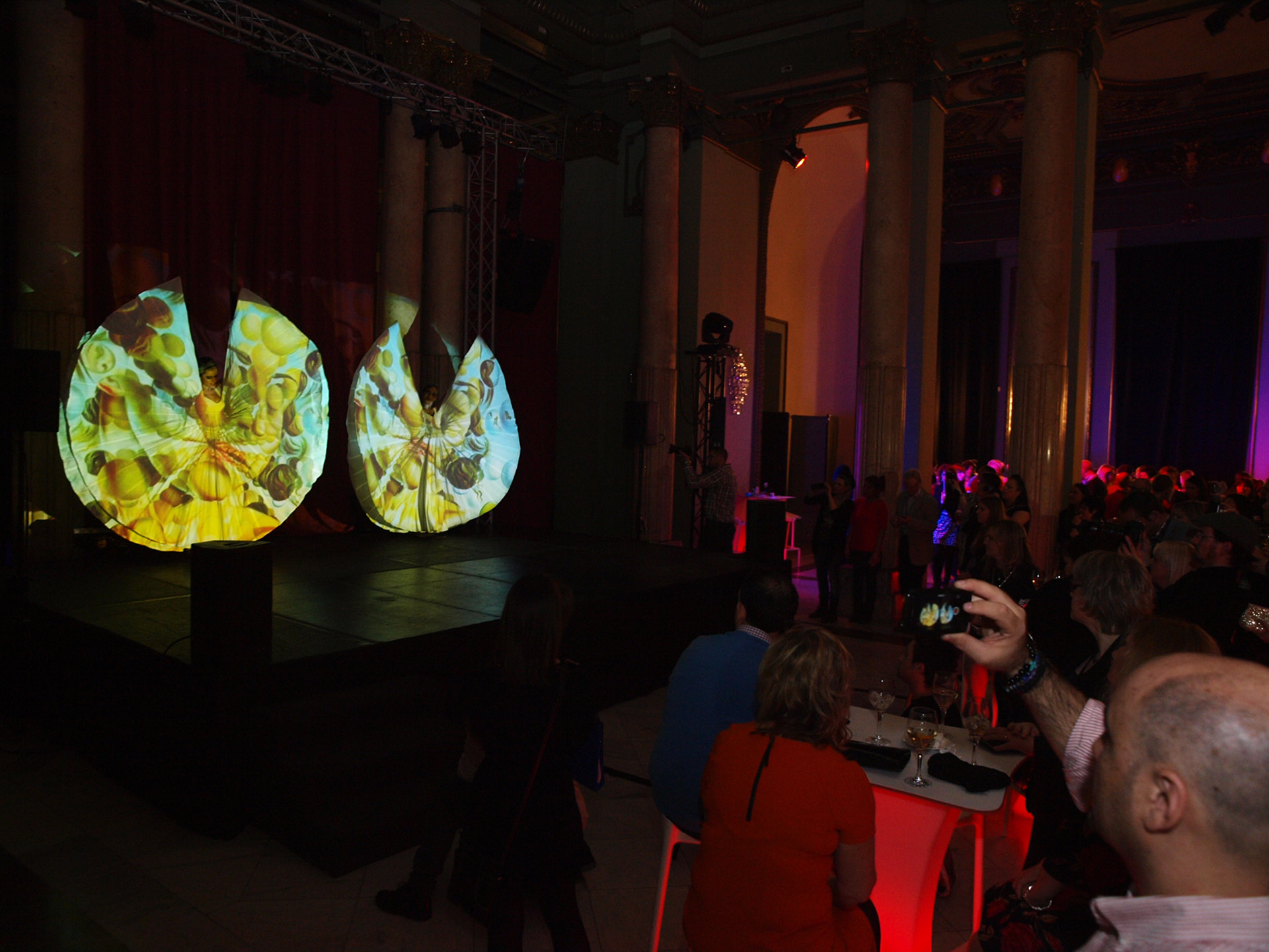 Espectáculo con bailarina Screen Dancers